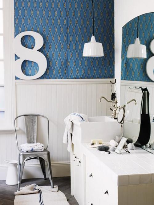 Decoracion baño azul ~ dikidu.com Baños azul con blanco y cenefa