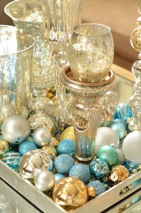 bandeja con bolas decorativas y cristal