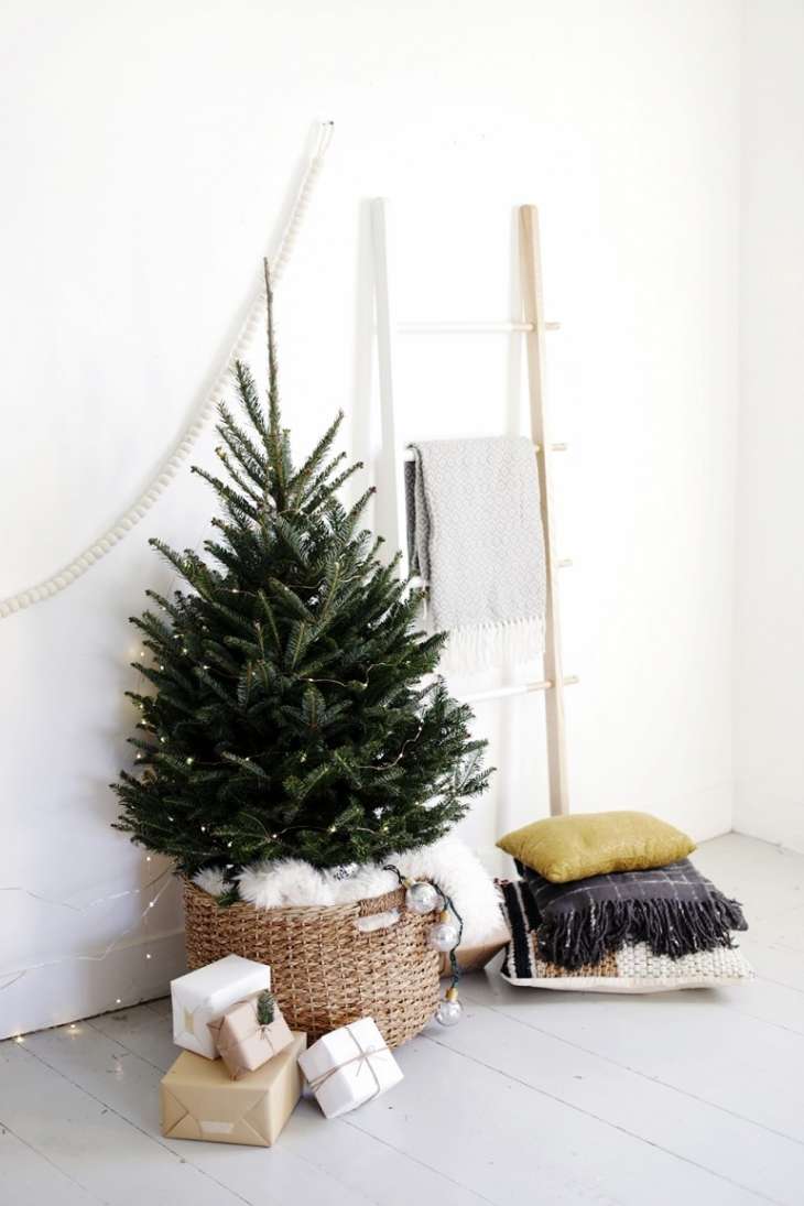 cómo decorar la base del árbol de Navidad
