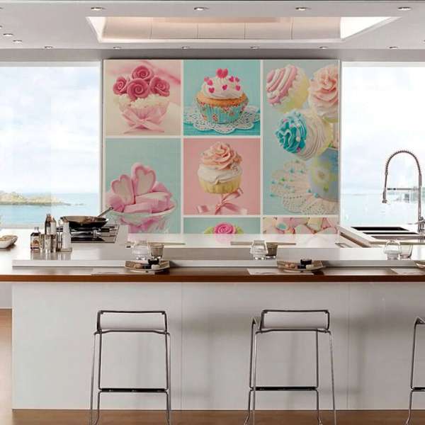 Al decorar la cocina también puedes usar un fotomural. Componer el color rosa polvoriento con el motivo de las magdalenas y los dulces añadirá a tu cocina más sabor.