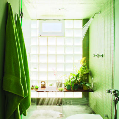 verde en el cuarto de baño