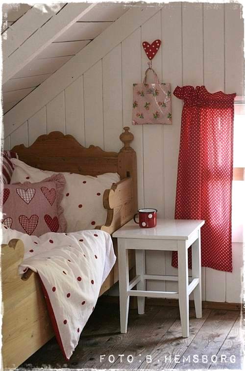 colores y textiles alegres en un dormitorio infantil