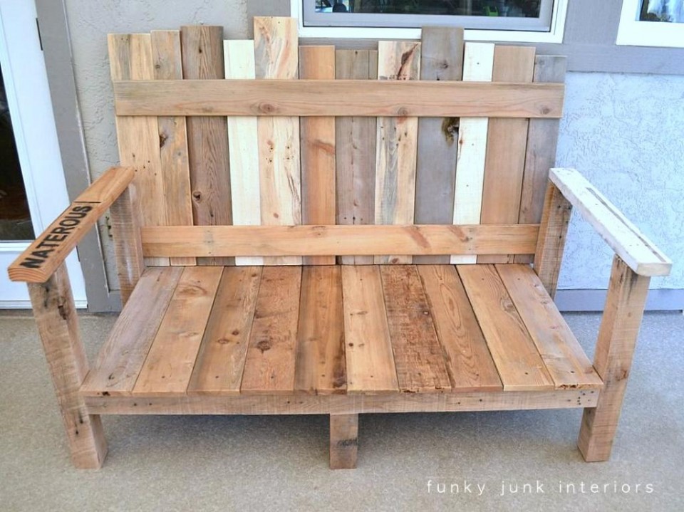 Un sofa de madera reciclada